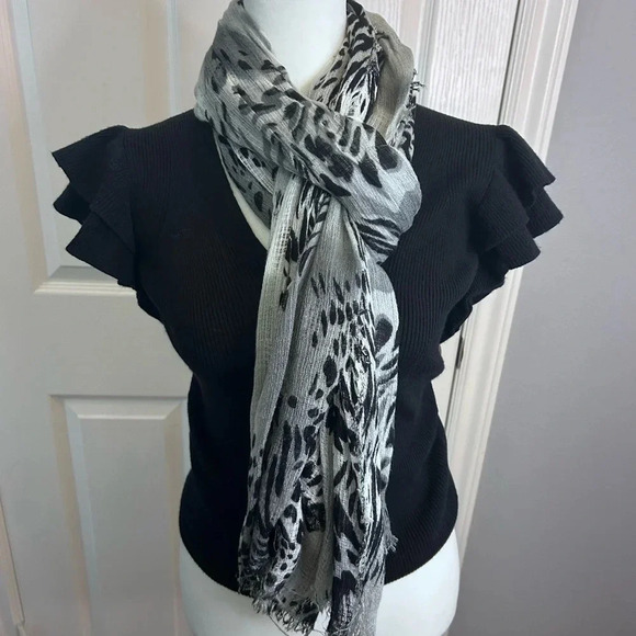 🖤”Express” NWT Black Short w/ Ruffled Cap Sleeve Sweater Size M🖤 - Picture 7 of 10